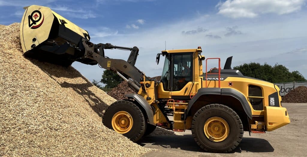 Ultra High Tip Bucket on Volvo L120 B. A. Caulkett bucket into wood chips R - L 6