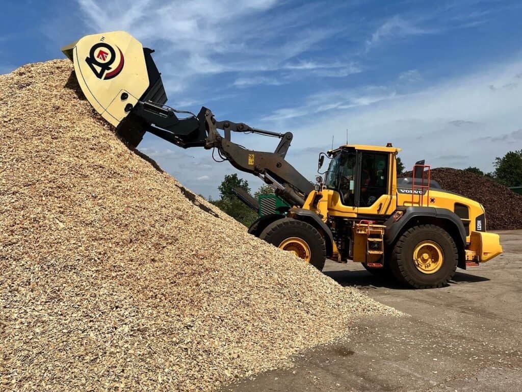 Ultra High Tip Bucket on Volvo L120 B. A. Caulkett bucket wood chips at top side L -R 84