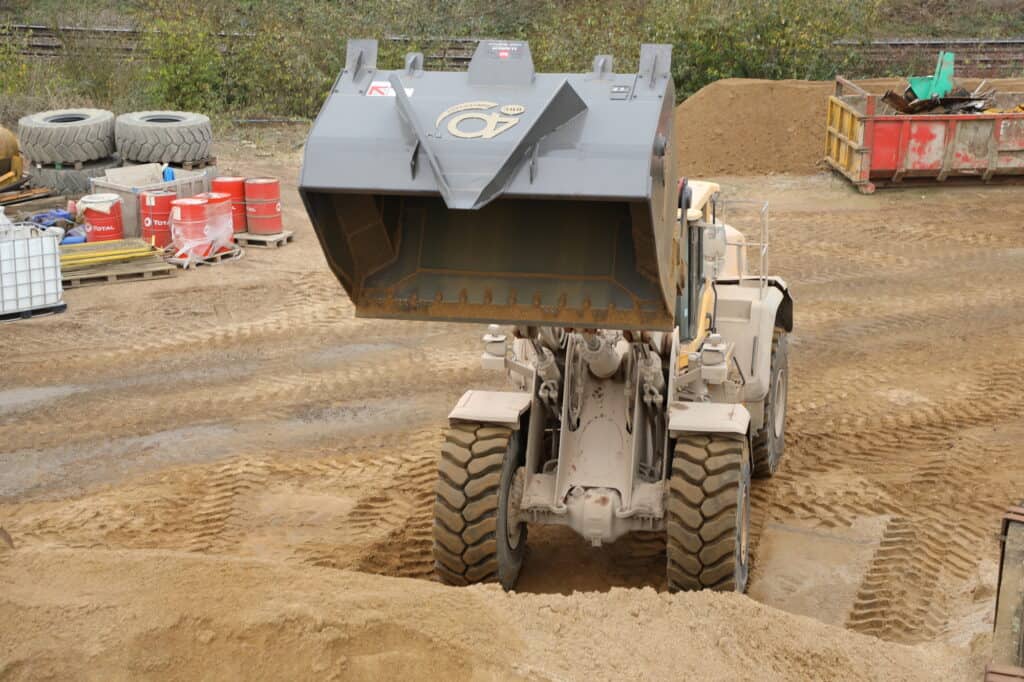 extreme high tip bucket emptying sand BA CAulkett you can see more of inner bucketJPG