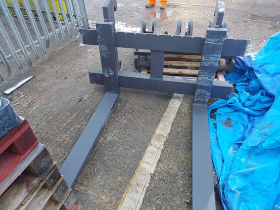 4000Kg pallet forks and frame to suit quick hitch