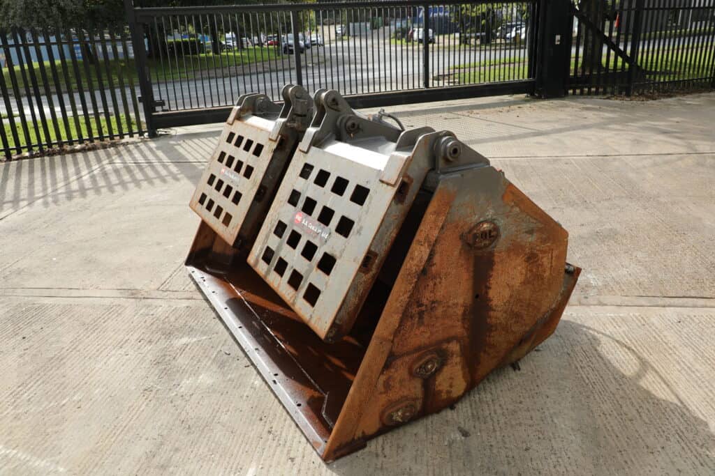 BAC2939_High_tip_clam_bucket_2.5m3_front