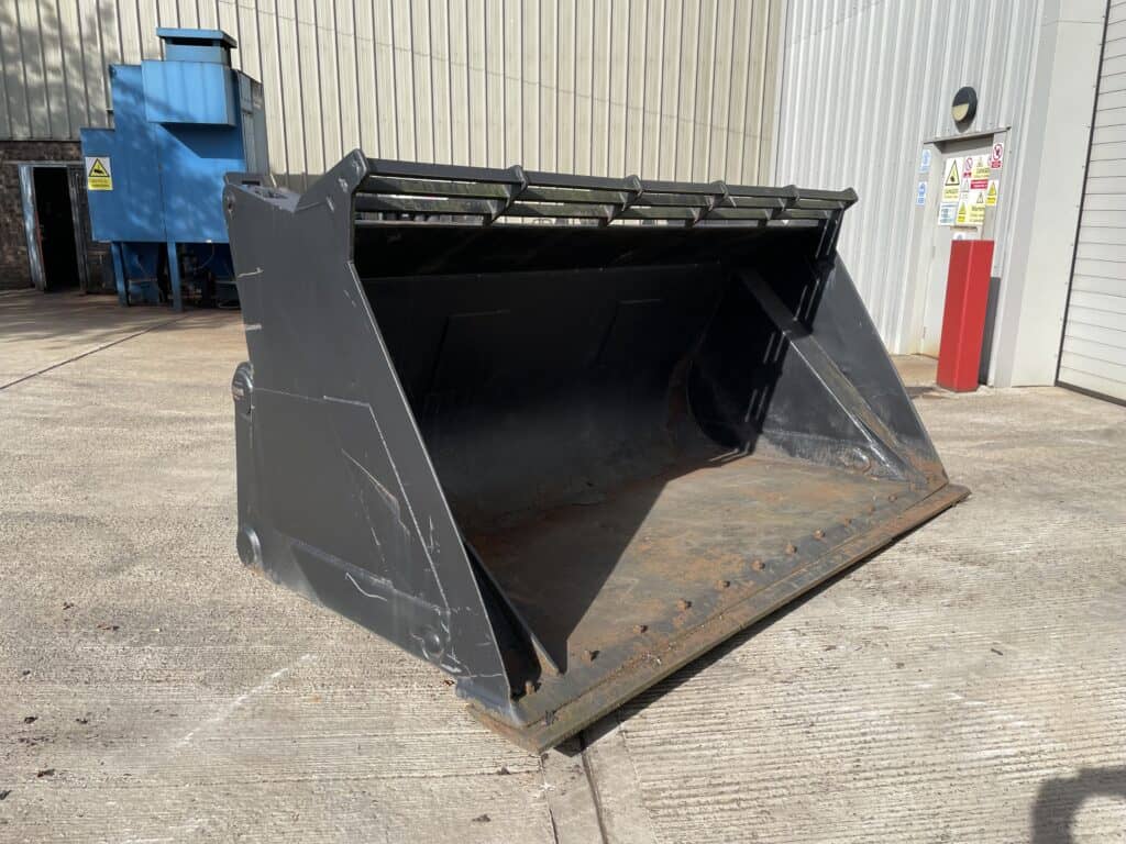 Tabby_Bucket_side ba caulkett