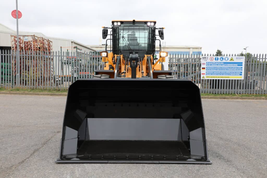 BA Caulkett High Tip Bucket on a Hyundai 955A front facing