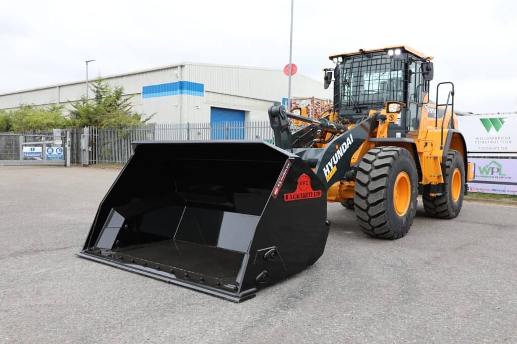 BA Caulkett High Tip Bucket on a Hyundai 955A lhs