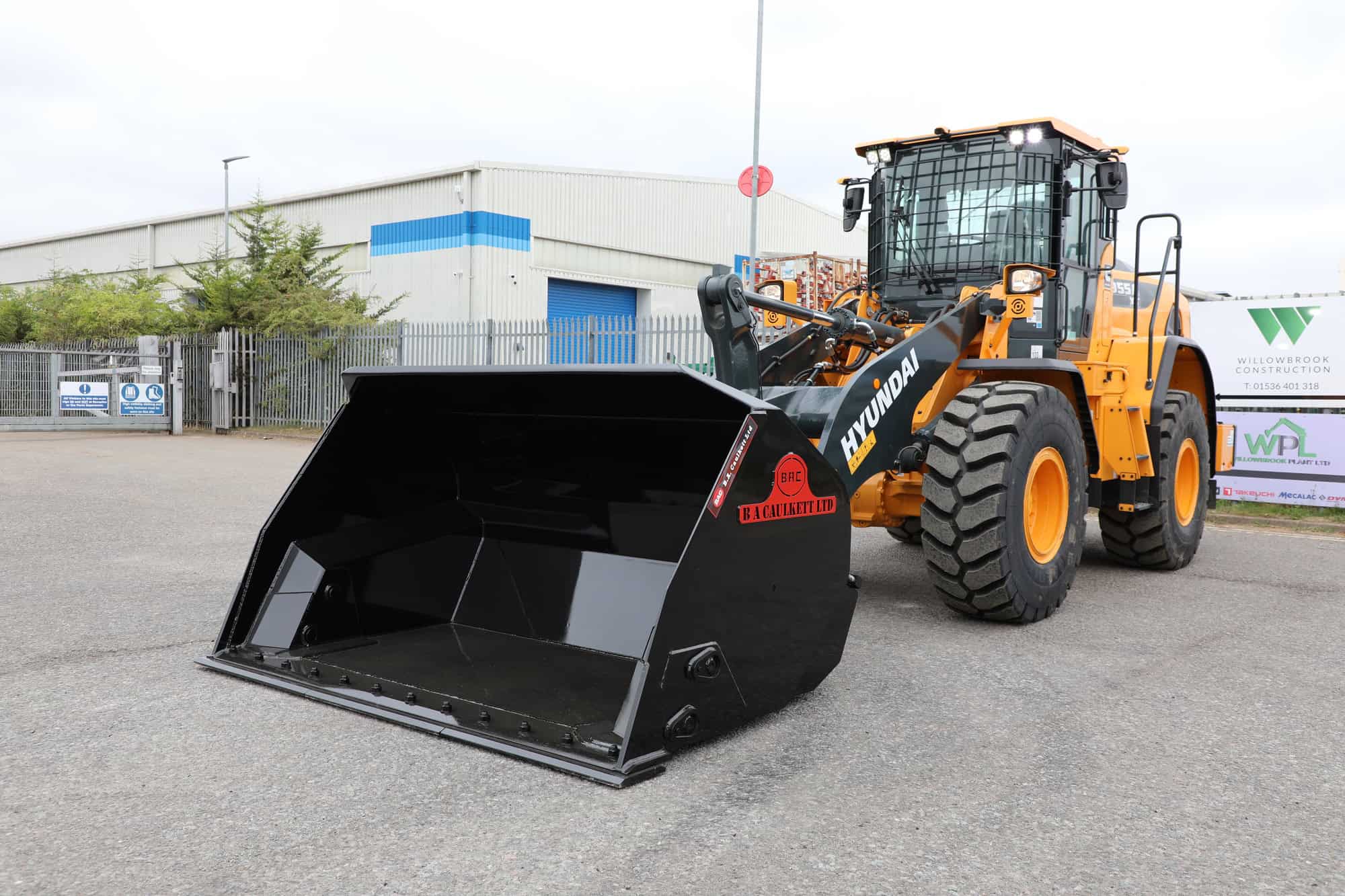 BA Caulkett High Tip Bucket on a Hyundai 955A lhs