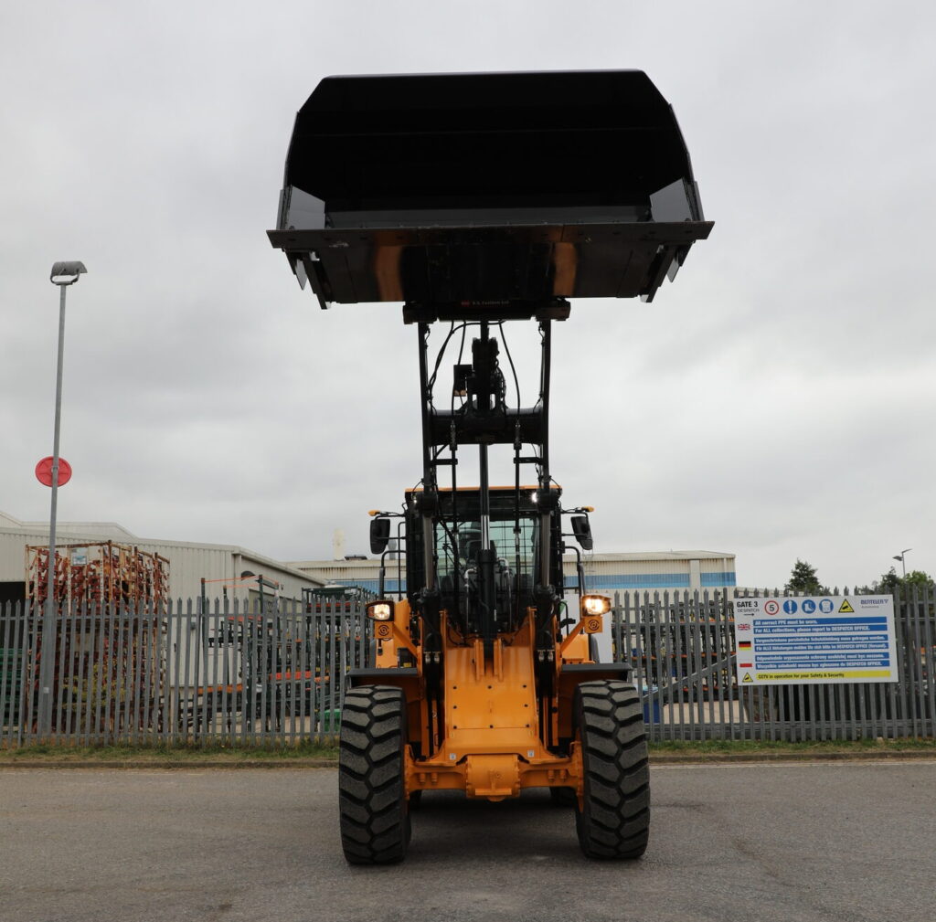 BA Caulkett High Tip Bucket on Hyundai 1E0A8103JPG