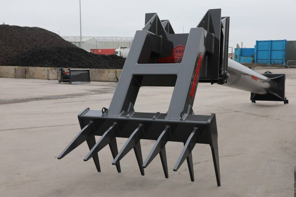 BA-Caulket-Rake-Pusher-outside-front-on-showing-rake-and-forward-prongs