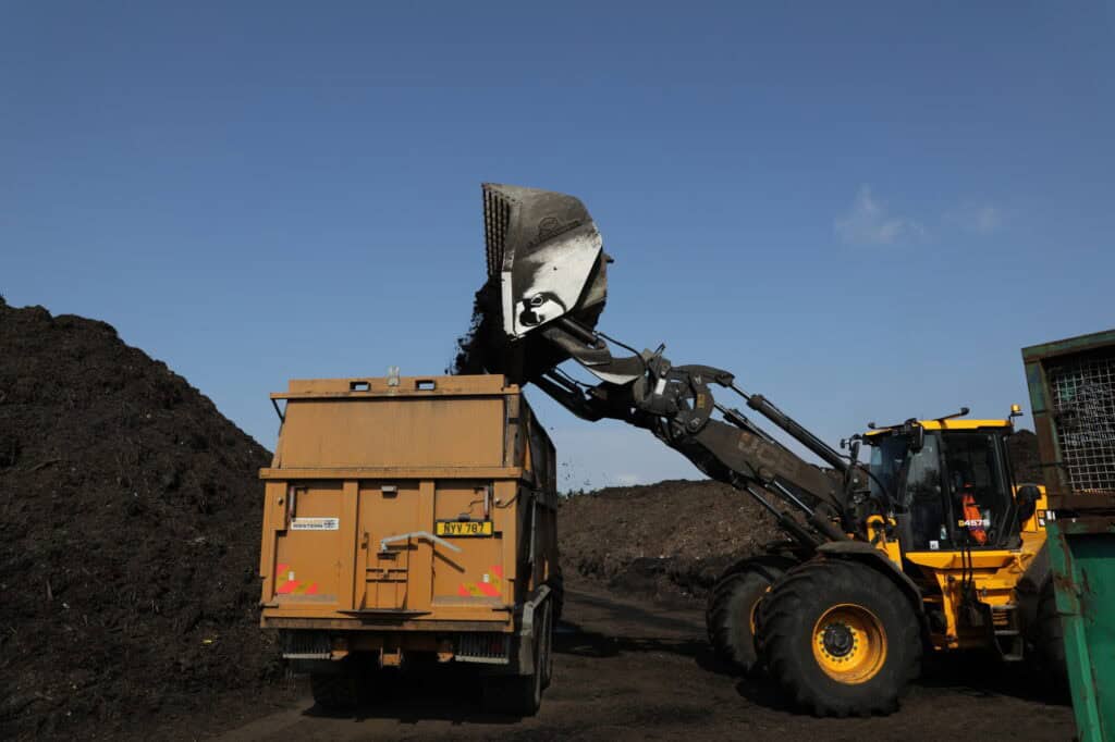 High Tip Bucket on JCB457S Loading Trailer with Biomass
