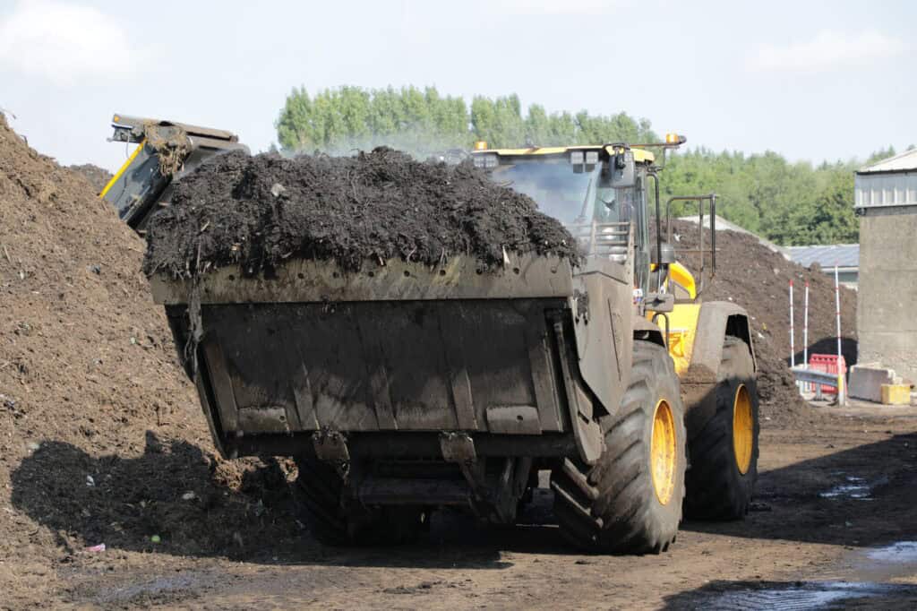 High Tip Bucket on JCB457S Loading Trailer with Biomass