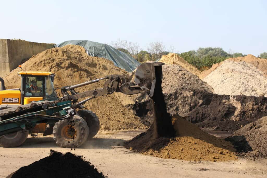 BAC High Tip Bucket on JCB 435S fertiliser mix and grade