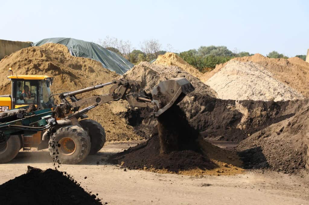 BAC High Tip Bucket on JCB 435S fertiliser mix and grade