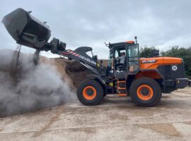 Develon 280 with BAC High Tip moving woodchips