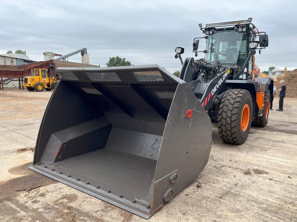Develon 280 with BAC High Tip moving woodchips