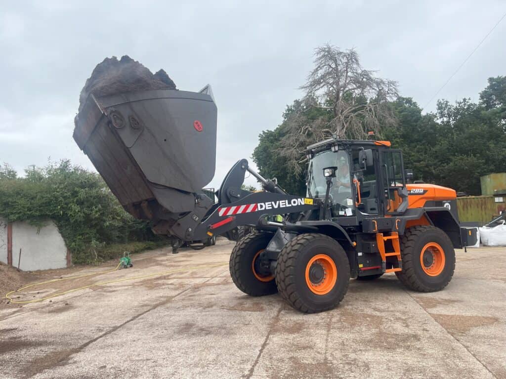 Develon 280 with BAC High Tip moving woodchips