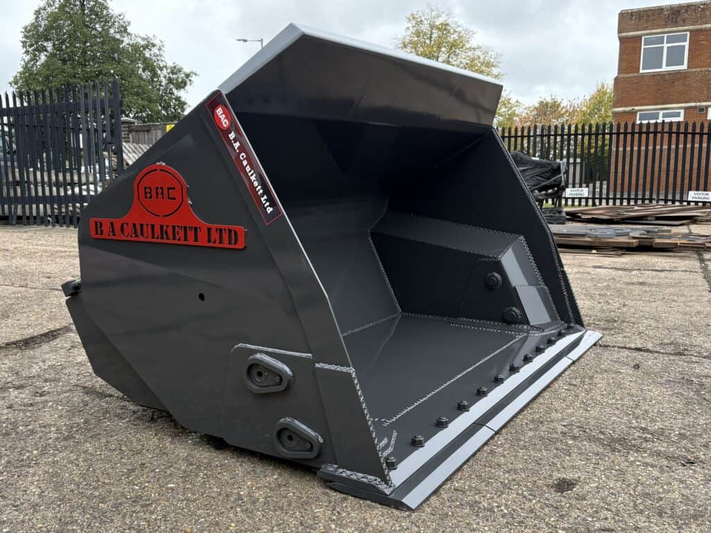 BAC High Tip Bucket 2.5m hardox in wear areas front right 2 - Loading Shovel Attachments